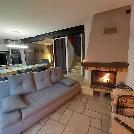 בית נופש Entre Et Montagne, Chaleureuse Maison 3 Pieces Avec Tres Belle Vue D'annecy. Terrasse, Jardin, Parking, Cheminee, Barbecue …. סנט-ז'וריו